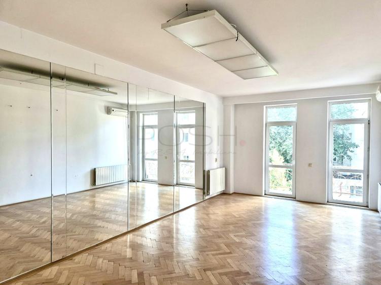 Casă individuală cu 9 camere cu Teren 165 Mp în Dorobanți