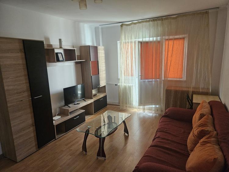 Apartament cu 3 camere semidecomandat în Pantelimon