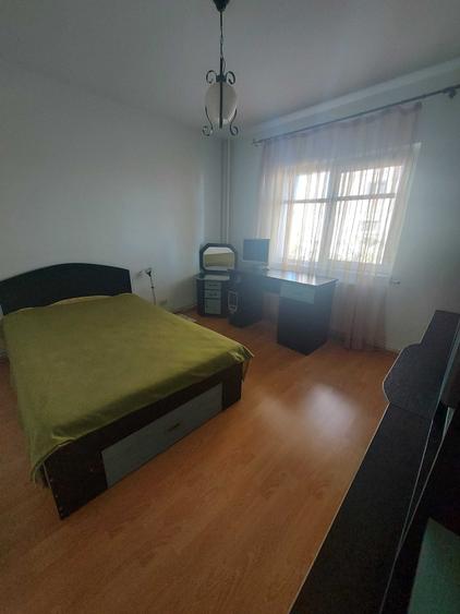Apartament cu 4 camere decomandat în Ștefan cel Mare