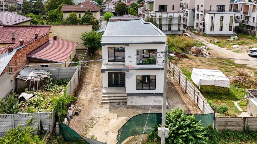 Casă individuală cu 5 camere cu Teren 400 Mp în Ultracentral
