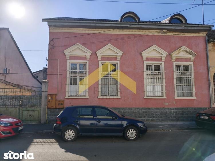 Casă cu 6 camere cu Canalizare în Central