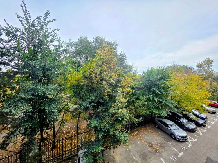 Apartament cu 4 camere decomandat în Doamna Ghica