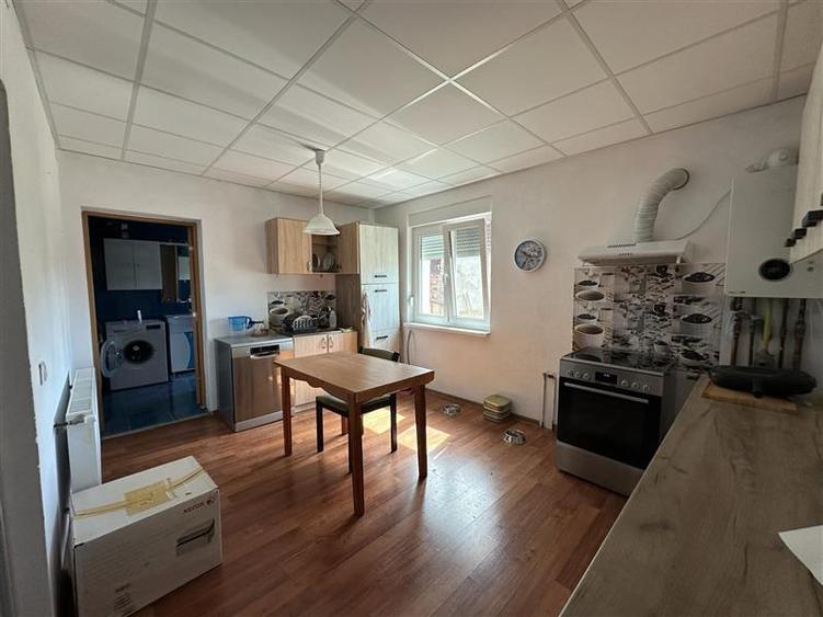Casă individuală cu 3 camere cu Teren 1438 Mp în Central