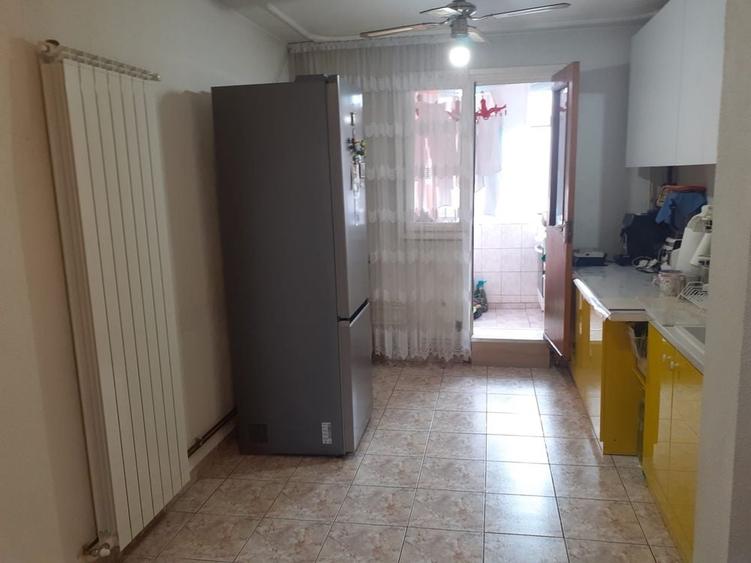 Apartament cu 3 camere decomandat în Rahova