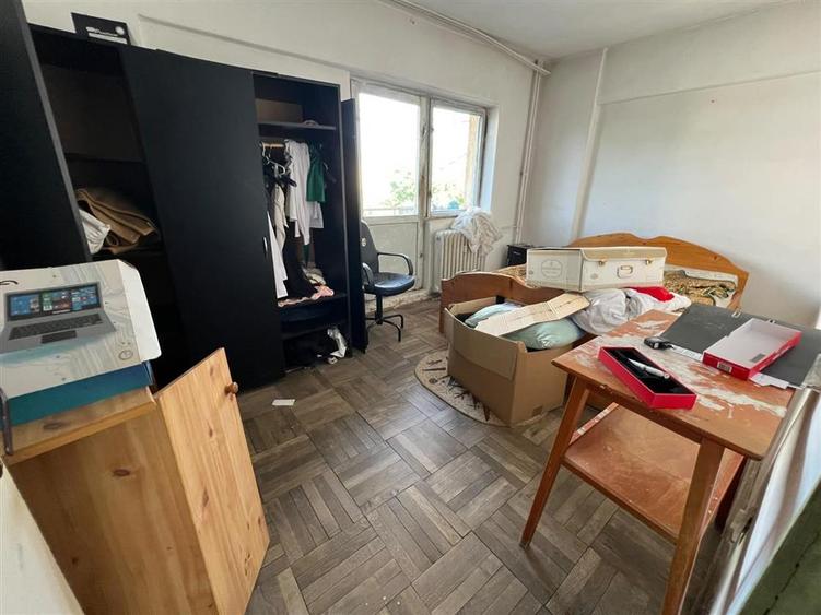 Apartament cu 3 camere decomandat în Podu Roș