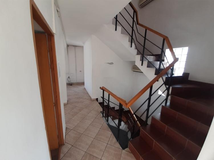 Casă cu 8 camere cu Canalizare în Moșilor