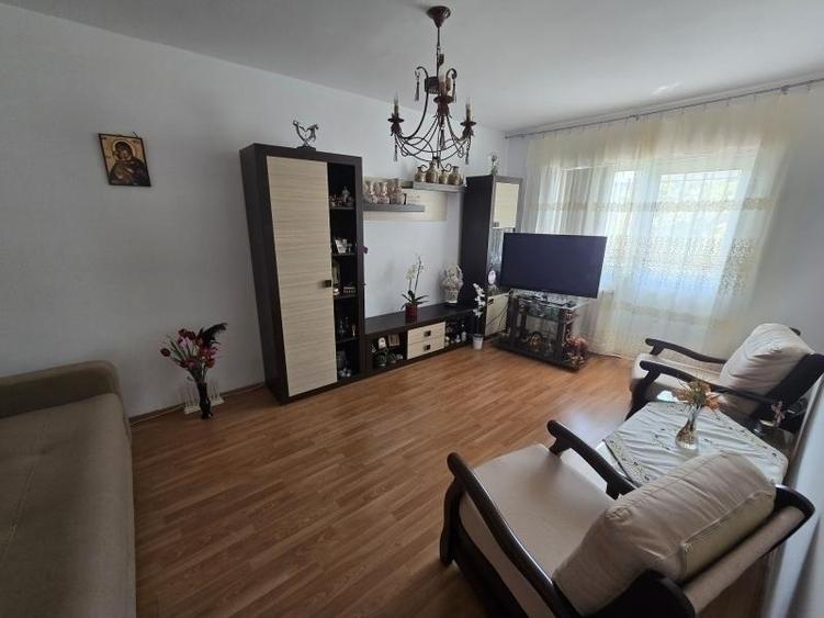 Apartament cu 3 camere decomandat, mobilat în Târgu Cucu