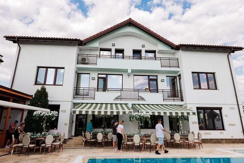 Duplex cu 15 camere cu Piscina în Brănești