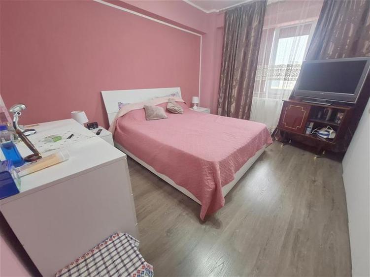 Apartament cu 3 camere semidecomandat, mobilat în Milcov