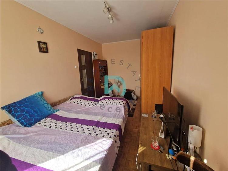 Apartament cu 3 camere semidecomandat în Tractorul