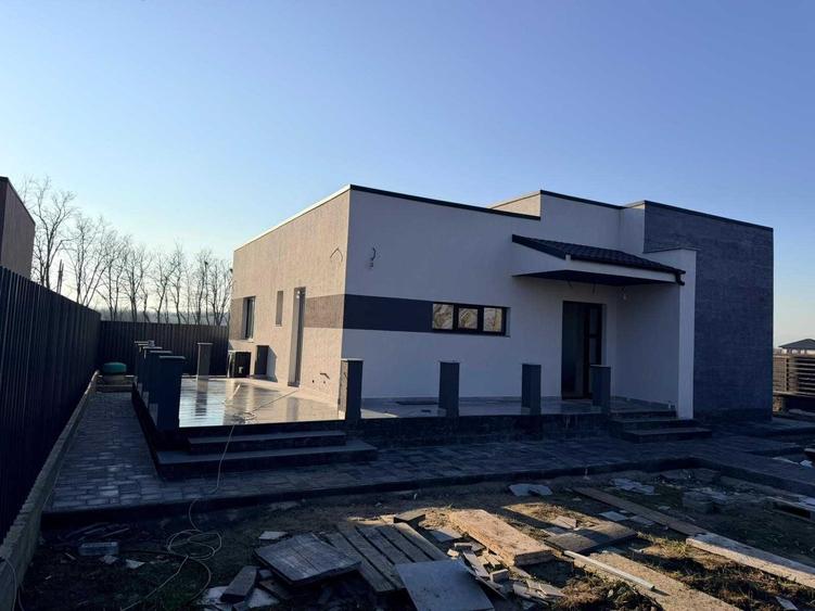 Casă cu 3 camere în Petrești