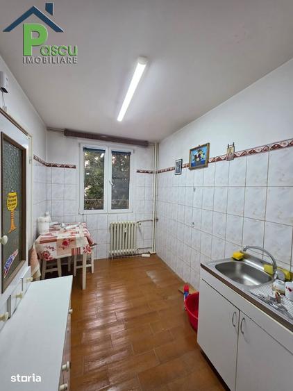 Apartament cu 3 camere semidecomandat în Giurgiului