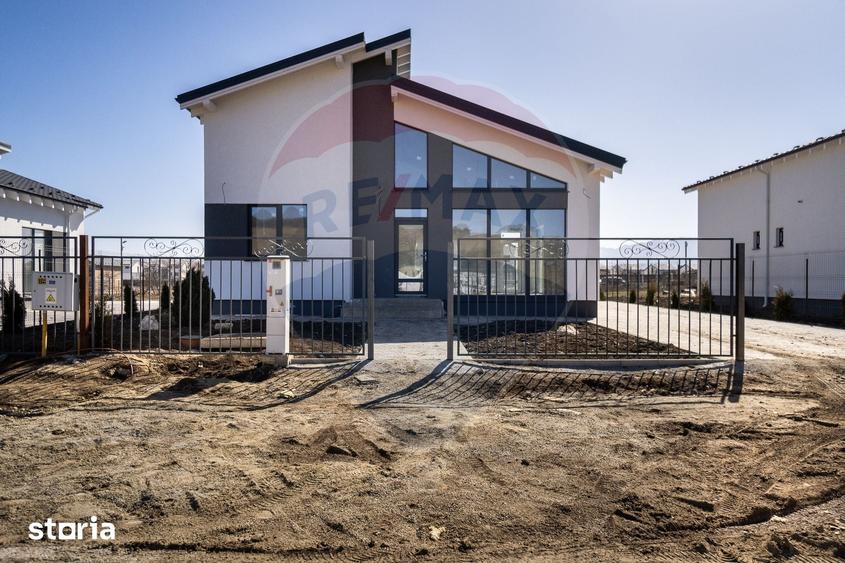 Casă cu 5 camere cu Teren 800 Mp în Sânpetru