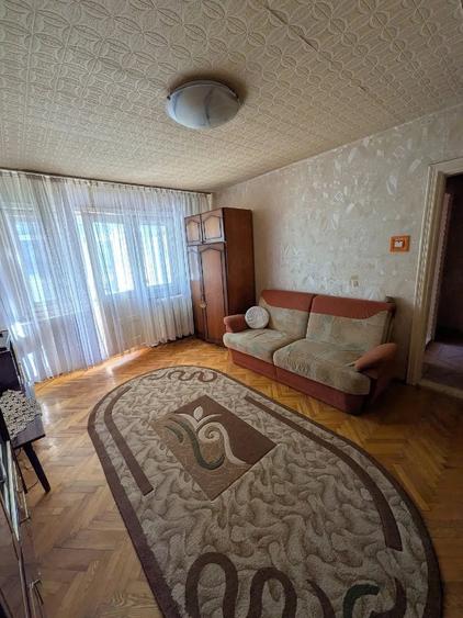 Apartament cu 3 camere semidecomandat în Craiovița Nouă