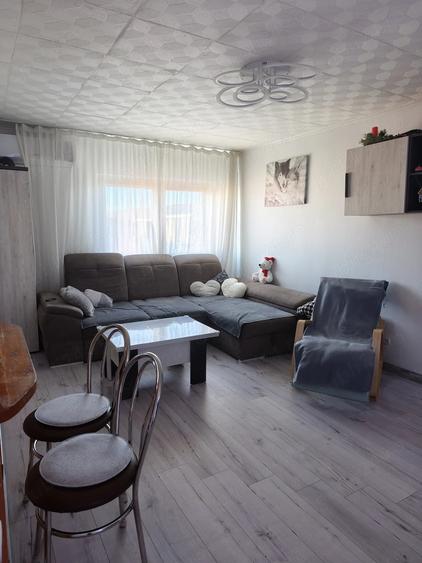 Apartament cu 3 camere decomandat în Astra