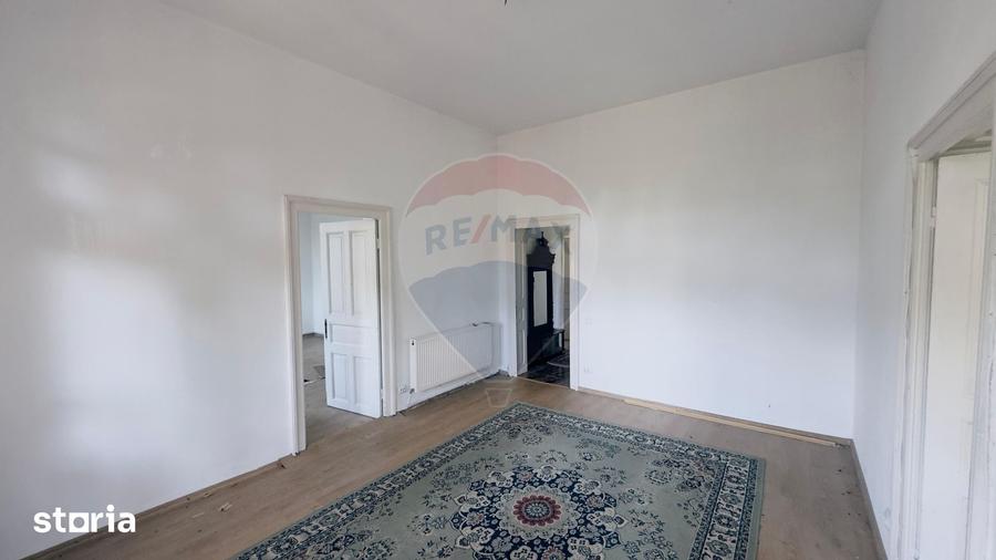 Casă cu 6 camere cu Teren 3300 Mp în Central