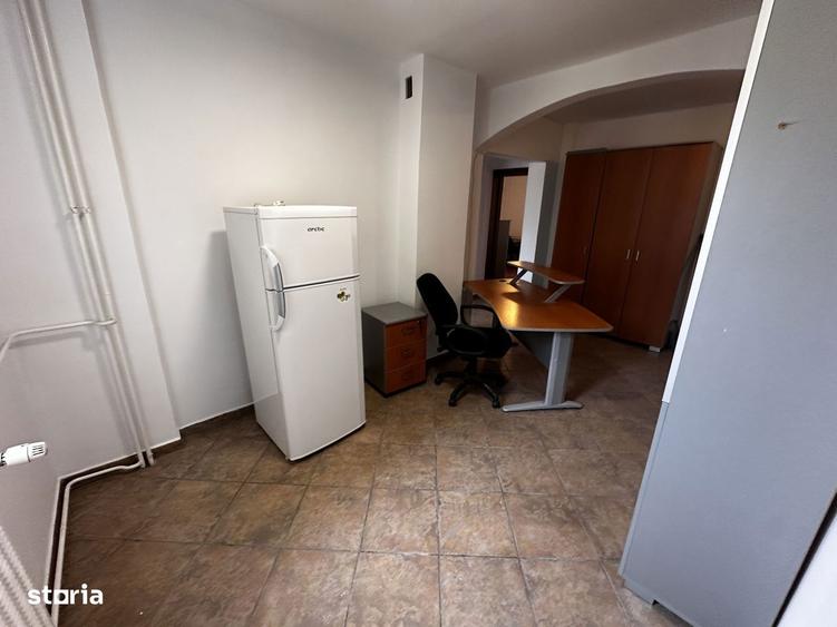 Apartament cu 3 camere semidecomandat, mobilat în Văcăresti
