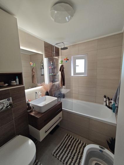 Apartament cu 3 camere decomandat în Între Lacuri