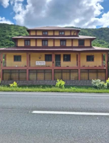 Spațiu comercial, de 400 mp, în Topleț