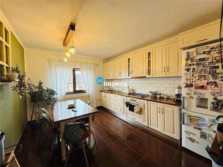 Casă individuală cu 6 camere cu Teren 950 Mp în Aroneanu