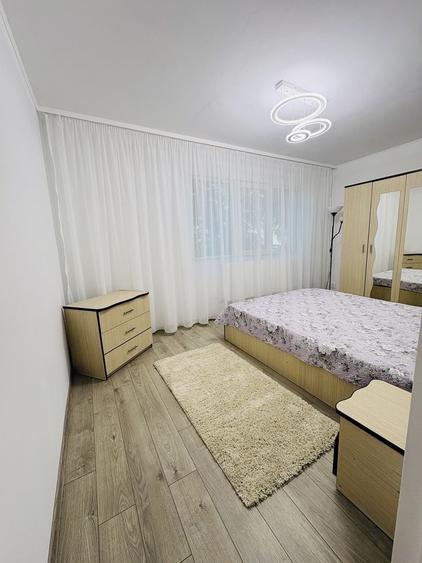 Apartament cu 3 camere semidecomandat în Berceni