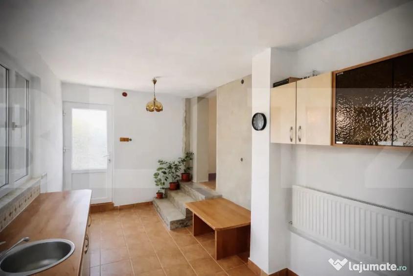 Casă cu 5 camere cu Teren 890 Mp în Miniș