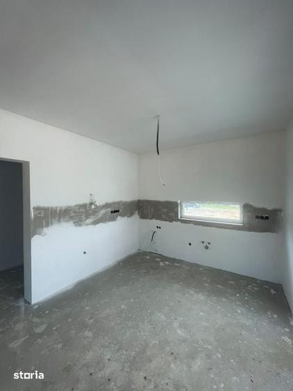 Casă cu 5 camere cu Teren 530 Mp în Groși