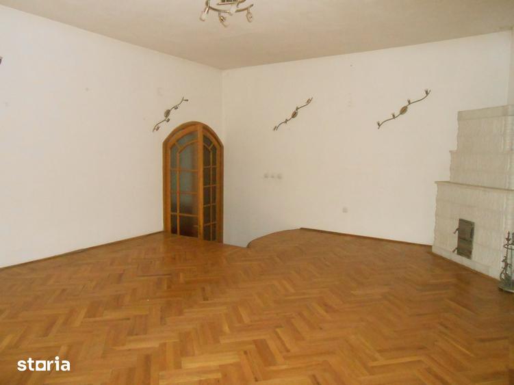 Casă cu 5 camere cu Teren 296 Mp în Tipografilor