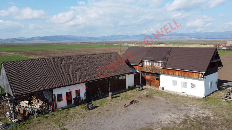 Casă cu 8 camere cu Teren 2400 Mp în Periferie