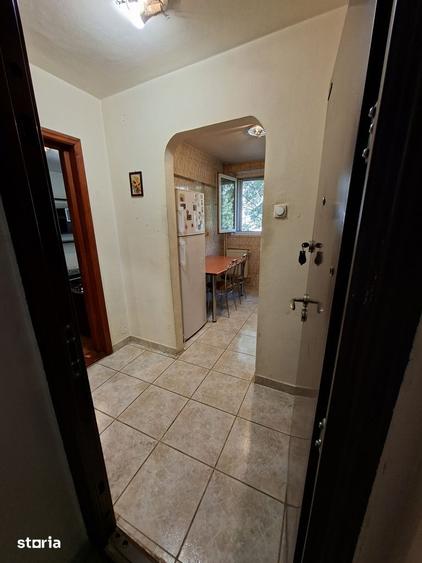 Apartament cu 3 camere semidecomandat, mobilat în Titan