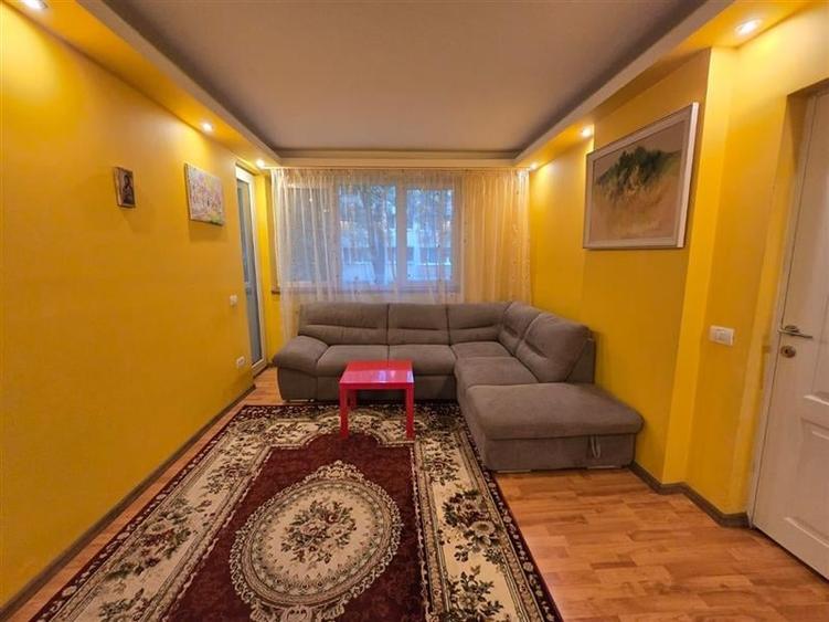 Apartament cu 3 camere semidecomandat în Bucureștii Noi