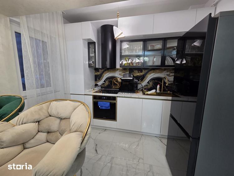 Apartament cu 4 camere decomandat în Metalurgiei