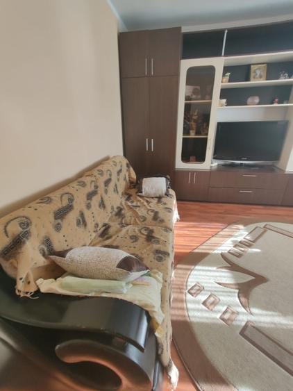 Apartament cu 3 camere decomandat, mobilat în Micro 4