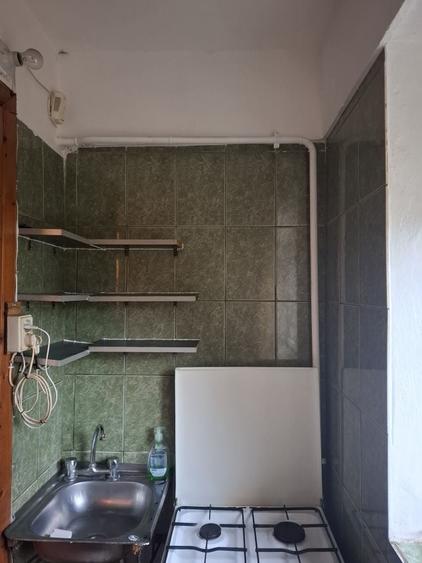 Garsonieră decomandată în Craiovița Nouă