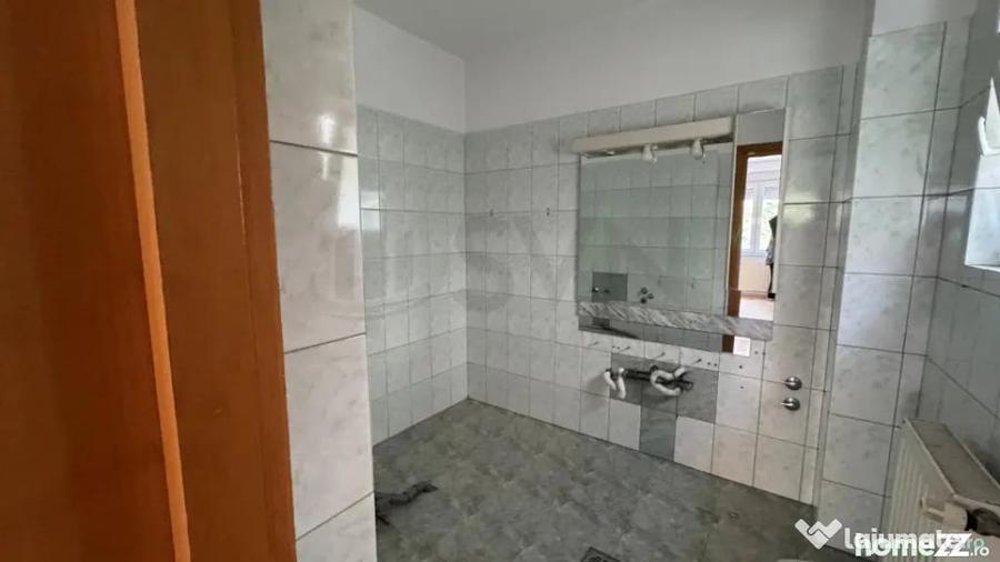 Casă cu 10 camere cu Teren 402 Mp în Lacul Tei