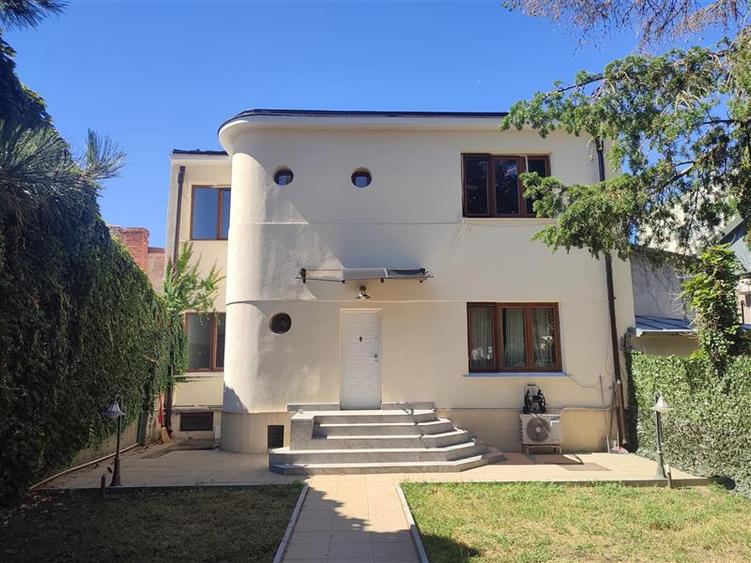 Casă cu 4 camere cu Teren 275 Mp în Tineretului
