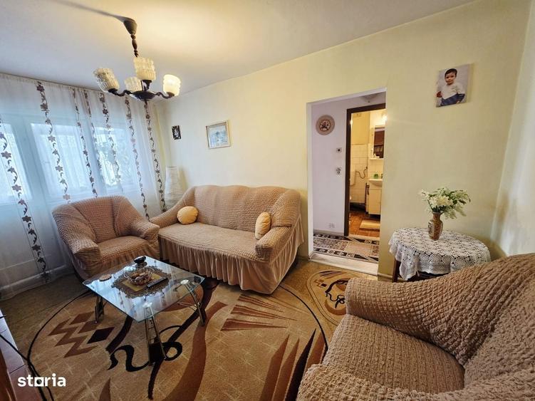 Apartament cu 3 camere semidecomandat, mobilat în Central
