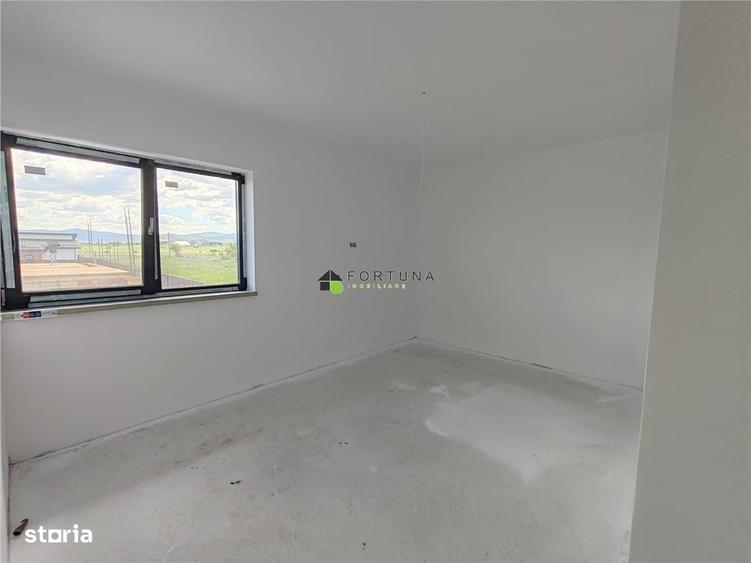 Casă cu 4 camere în Noua