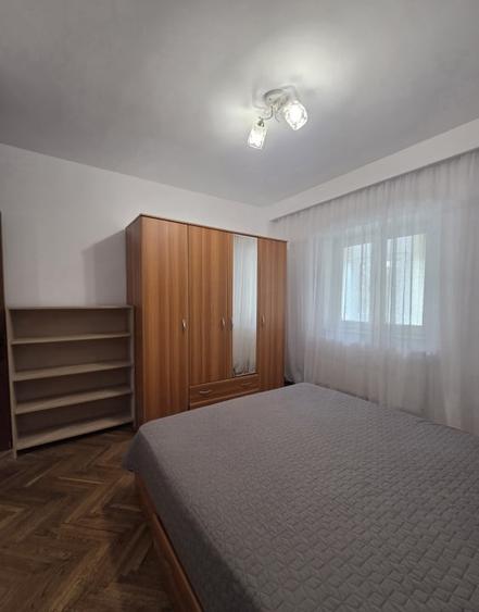 Apartament cu 3 camere decomandat în Capitol