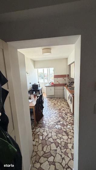 Apartament cu 4 camere decomandat în Victoriei