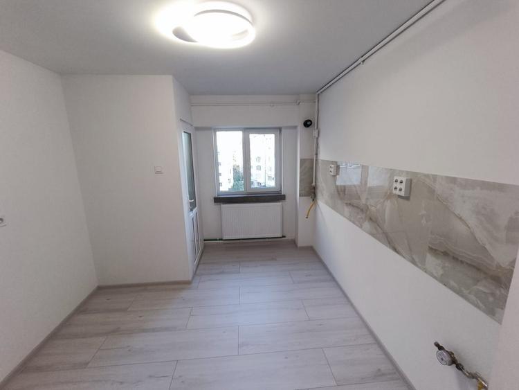 Apartament cu 3 camere decomandat în Stadion