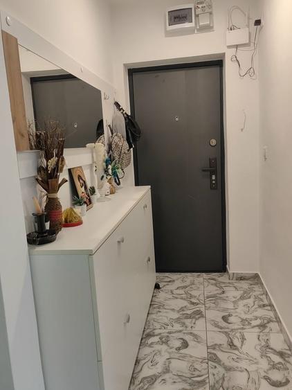 Apartament cu 2 camere semidecomandat în Craiovița Nouă