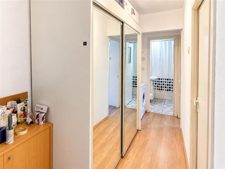Apartament cu 3 camere decomandat în Astra