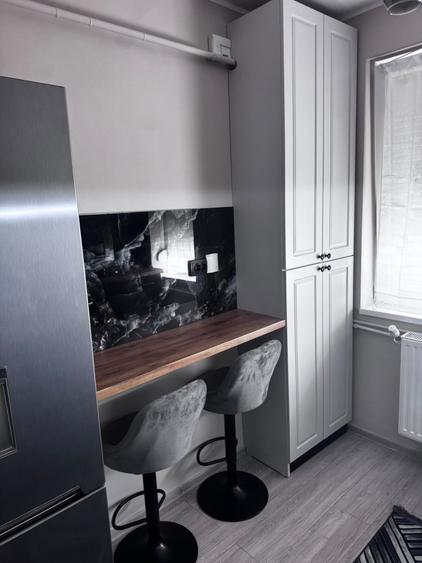Apartament cu 3 camere semidecomandat, mobilat în Republicii
