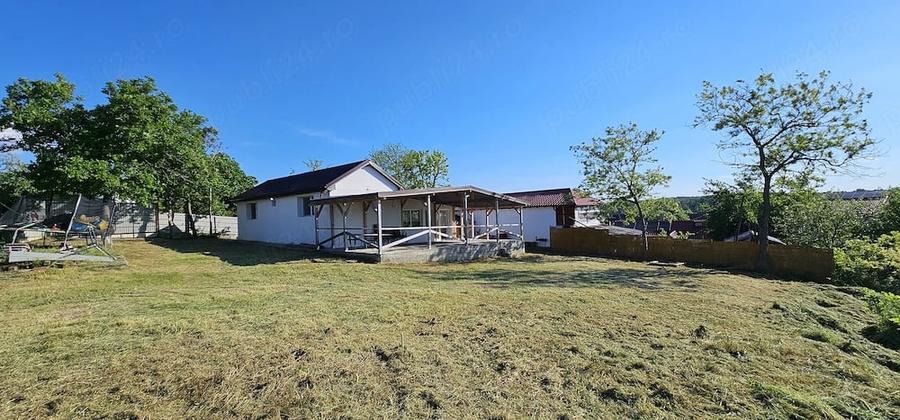 Casă cu 3 camere cu Teren 1075 Mp în Topalu