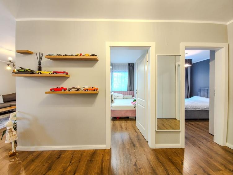 Apartament cu 3 camere semidecomandat, mobilat în Europa