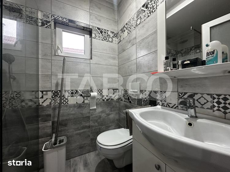 Casă cu 8 camere cu Teren 1195 Mp în Roșia