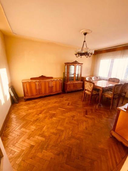 Apartament cu 3 camere decomandat în Central
