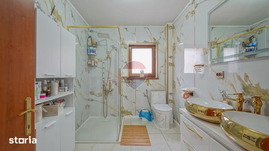Casă cu 7 camere cu Teren 300 Mp în Central