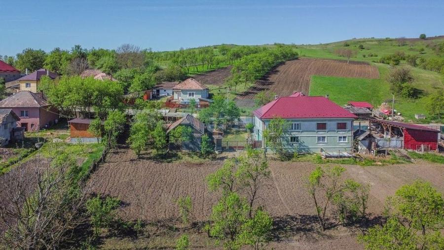 Casă cu 5 camere cu Teren 2594 Mp în Sic